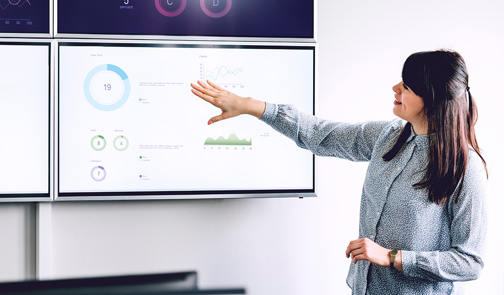 Businesswoman-explaning-graphs-and-data-during-meeting