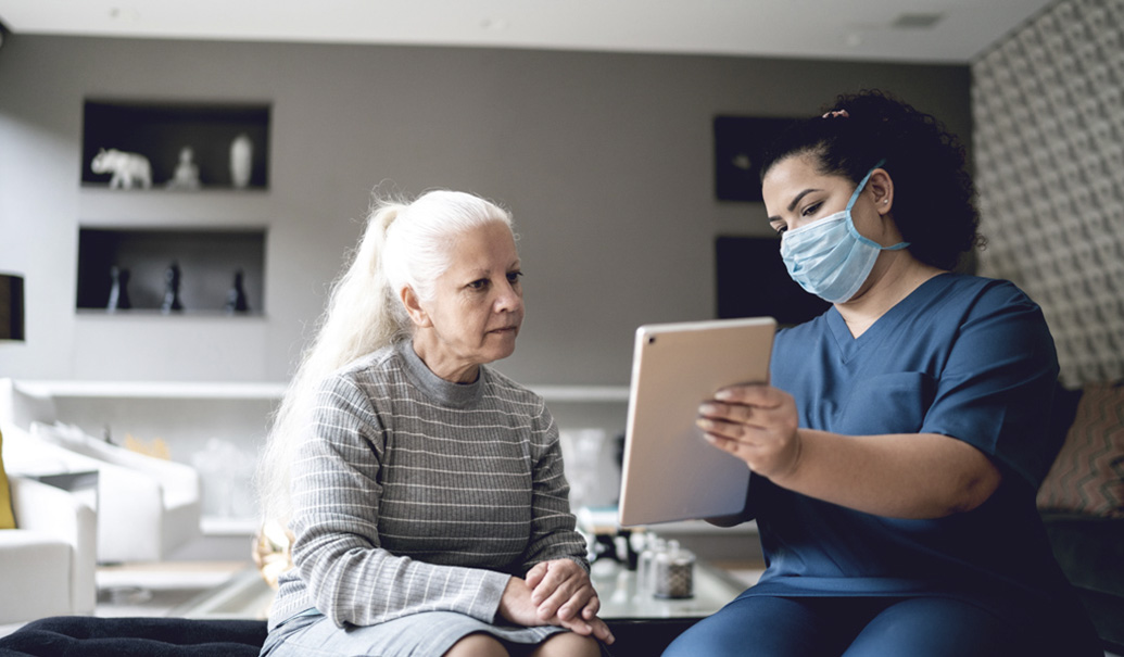 Nurse-talking-to-senior-patient-at-home-during-home-visit