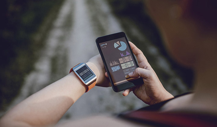 Smart watch syncing with the smartphone