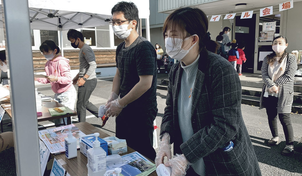 Two employees volunteering for ZS Cares in Japan